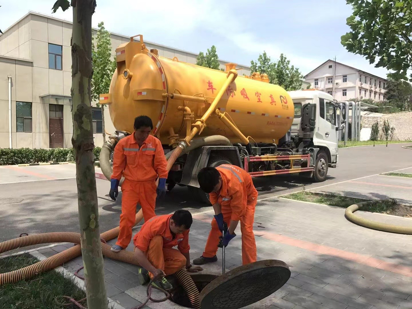 河池管道疏通车停在窨井附近