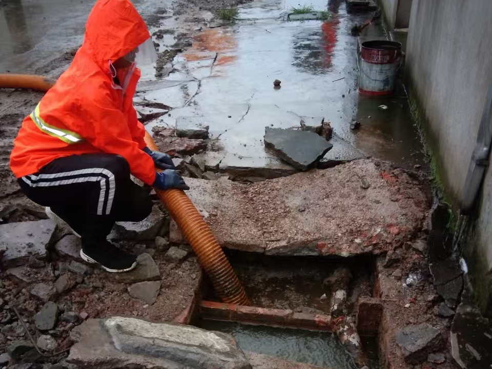 河池专业清理污水池 炜誉市政以规范流程守护城市 “肠道”