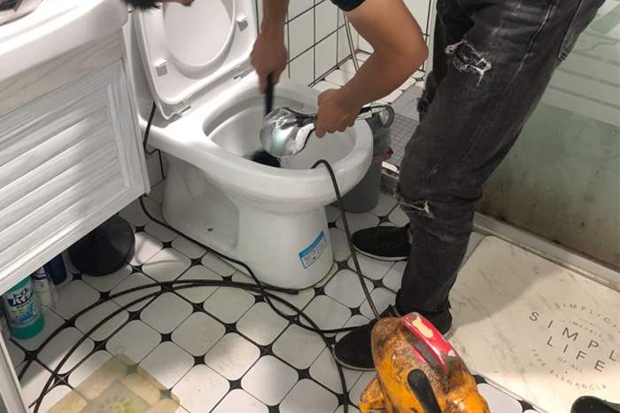 河池马桶堵塞自己疏通还是找师傅?专业上门服务让你省时更省心